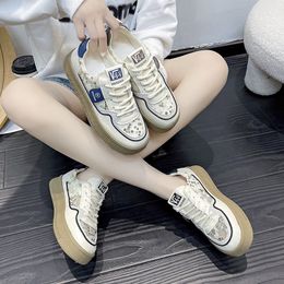 Модные толстые подготовленные маленькие белые туфли для женщин 2024 Новый летний ниша дизайн универсальный дышащий сетчатые повседневные спортивные кроссовки