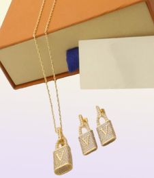 Europe America Fashion Style Jewelry Sets Lady Women Goldcolour Hardware Engrave V Initials Setting Full Diamond Lock Pendant Nec1763055