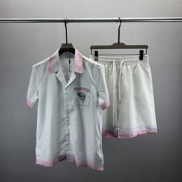 メンズビーチデザイナートラックスーツサマースーツファッションTシャツの海辺のホリデーシャツショーツセットマンラグジュアリーセット衣装スポーツウェアM3-XL