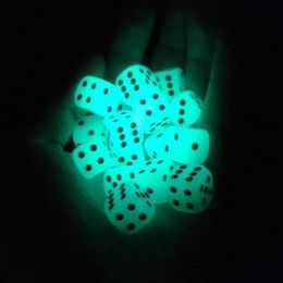 Dice Games 6pcs/lot 14mm 6 Sided Noctilucent Dice Cubes Night Light Luminous Funny Night Bar KTV Entertainment Game Dices s2452318