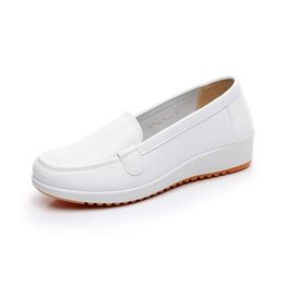 Krankenschwesterschuhe Neue Sommerweiche Sohle Kleidung resistent atmungsaktuelle ausgehöhlte vielseitige kleine weiße Schuhe flache Schuhe