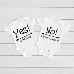 Rompers Yes!were Twins/No!Were Not Identical Baby Romper Sister Brother Twin Bodysuit Letter Print Jumpsuit Holiday Party Baby Clothes Y240530RKV6