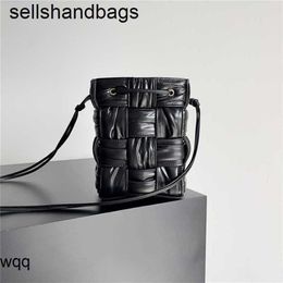 BottegVenetas 7A Arco Tote Handbag 12 grid Leather Luxury Leather Water Bucket Wrinkled Wax Cowhide Straddle Bottom LenLNTJ