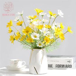 Decorative Flowers 5Pcs Small Daisy Simulation Bouquet Chamomile Home Decoration Artificial Chrysanthemum Fake Wedding Floral Po Props