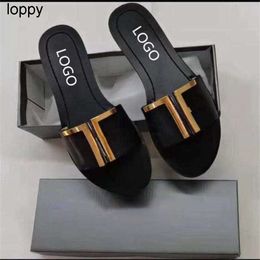 2024 New Slippers Hardware Buckle Spring Summer Designer Casual Flat Shoes Sandals Popular Womens Slides