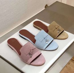 Summer outdoor slide sandal Top quality luxury Designer Sliders fashion loro Charms Slipper Mens Womens Casual shoes Dress piana lady Leather flat loafer beach M556