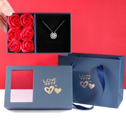 Pendant Necklaces Luxury 6 Rose Box Four Leaf Clover Pendant Necklace for Women Crystal Heart Magnetic Necklaces Mothers Day Gift 240401