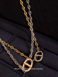 Luxuriöse Kupfer-Halskette mit langem Schweinenase-AnhängerKupfer-Langarm-Halskette mit leichtem Luxus-Schmuck Schweinenase-Doppelhalskette für Frauen mit Logo