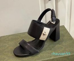 Designer -2024 sandali in pelle moda estiva con tacchi alti di alta qualità