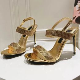 Scarpe di design di lusso incrostate di cristalli Sensazione metallica Sandali con tacco alto 10 cm Moda donna Fibbia Scarpe eleganti da festa Tacchi alti da sposa Caviglia dorata estiva