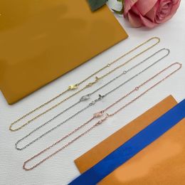 Halskette mit Anhänger, Designer-elegante Kristall-Blumen-Buchstaben-Anhänger-Halskette für Damen, Herren-Halskette aus Silber, vergoldet, Kette, Modeschmuck, Großhandel