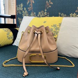 New women's bucket bag high-end custom quality crossbody bag sheepskin shoulder bag drawstring open and close chain bag is versatile and stylish