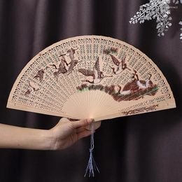 Decorative Figurines Vintage Style Handmade Folding Hand Fan Hollow Wood Carving Pattern Tassel Decoration Craft Home Wedding Party Decor