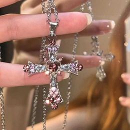 Pendant Necklaces New Y2K Punk Pink Purple Zircon Cross Necklace for Women Rhinestone Pendant Clavicle Chain Charm Party Jewelry Gifts 240330