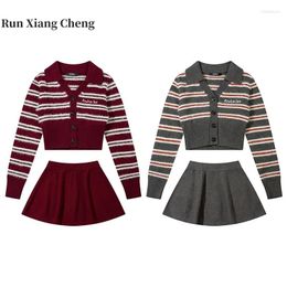 Work Dresses Runxiangcheng 2024 Fashion American Stripe POLO Collar Short Cardigan Sweater Pleated Skirt Women's Set