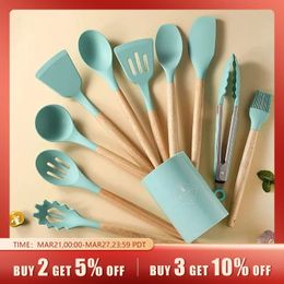 12Pcs/Set Wooden Handle Silicone Kitchen Utensils With Storage Bucket High Temperature Resistant And Non Stick Pot Spatula Spoon 240326