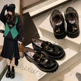 Womens Flats Walk Loafers Slip-On Shoes Lounge Factory Footwear Black Round Apron Toes Designer Metal Lettering Low Heel Dress Shoe