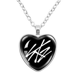 Pendant Necklaces Popular Band Stray Kids Heart Shaped Necklace Members Kpop Male Group Necklaces Glass Jewellery Fans Gifts 240330