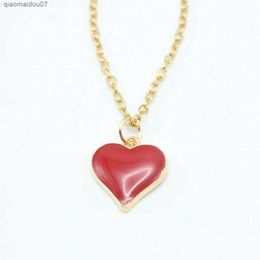 Pendant Necklaces Red heart-shaped pendant chain necklace suitable for womens punk minimalist small Kravik necklace jewelry wholesale hip-hop wedding giftsL2404