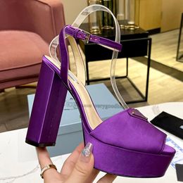 Tasarımcı Platform Heels Sandals Moda Moda Saten Patent Deri Üçgen Toka Dekorasyonu 13cm Yüksek Ayakkabı Roma Tasarımcı Sandal