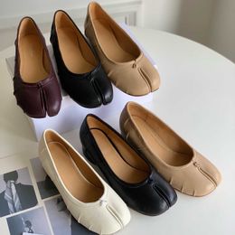 Designer loafers MM6 Tabi slippers leisure shoes boat shoes luxurys black and white ballet shoes party flat shoes ladies leather low fashion party sandals.