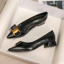 Pumps 2024 New Designer Retro Joker Bow Metal Women's Flat Shoes Elegant Pointed Soft Leather Commuter Comfort Women's Shoes