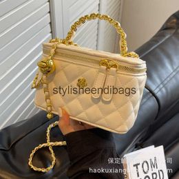 Shoulder Bags Lingge Chain Bag for Womens 2023 New niche design with a high-end and stylish crossbody bag portable small square H240401