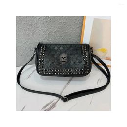 Waist Bags Gothic Trend Rivet Skull Bag Punk Style Soft PU Leather Retro Postman Handbag Black Crossbody