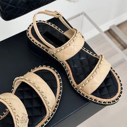 Damen-Sandalen, Designer-Schuhe mit klobigen Absätzen, Slingback-Kleiderschuhe, klassische Slides aus Schaffell mit Kettenschnallenriemen, Freizeitschuh, gesteppte Textur, Matelasse-Freizeitschuh