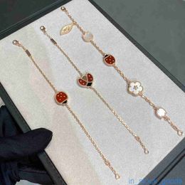 Bracciale rigido di lusso di marca pregiata per donna Bracciale coccinella a sette stelle Bracciale a catena Infinity con cinque fiori femminili spessi elettrolitico di lusso bianco naturale Fritillaria