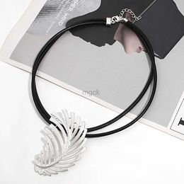 Pendant Necklaces Amorcome Exaggerated Irregular Feather Pendant Necklace Double-layered Leather Choker Chain Necklaces for Women Collar Jewellery 240330