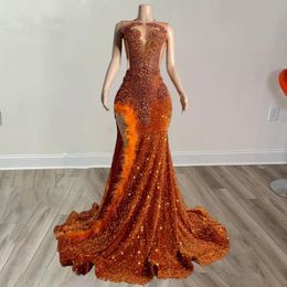 Siyah kızlar için turuncu balo elbiseleri tüyler denizkızı parti elbiseleri şeffaf boyun gece elbisesi vestidos de gala 2024