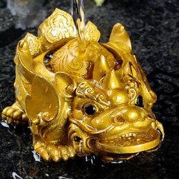 Wholesale direct sales of new color-changing brave toad tea pet creative resin gold Lucky Tea play ornaments three-color optional