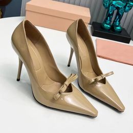 Sapatos de grife femininos estilingues de couro envernizado com fivelas 100mm bombas de luxo dedos pontiagudos salto stiletto vestido de festa sapatos com tira no tornozelo salto alto borgonha