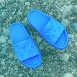 2024 Yeni Moda Terlik Tasarımcı Kabartmalı Kadınlar Kauçuk Ayakkabı Slayt Sandal Tasarımcı Sıradan Ayakkabı Lüks Erkekler Hediye Yaz Loafer Beach Sandale Düz Sliders Mule