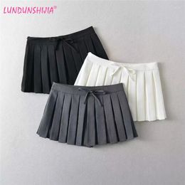 Skirts LUNDUNSHIJIA 2024 Summer Low Waisted Women Fashion Sexy Mini Pleated Streetwear Solid Blogger Girls Woman Outfit
