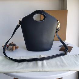 Bucket Pocket all cowhide small bucket bag handbag with oval cut handle and diagonal cross bag especially suitable for beautiful women who love classic handbags