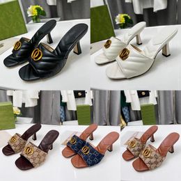 2024 Designer Luxus-Kleiderschuhe Ladies High Heels Sandals Classic Fashion Designer Sommer Elegant reife Frauenrückschuhe Größe 35-42