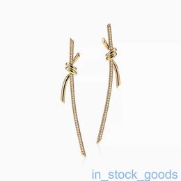 High Edition Original 1to1 Brand Logo Womens Earring Tiffancy Silver v Gold Inlaid with Diamond Ring Shape Fashion Cool Versatile Ear Clamp
