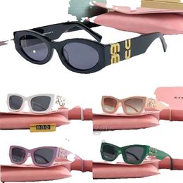 Designer Miuity Miu Solglasögon Personlighet Mirror Leg Metal Stor bokstav Design Multicolor Brand Miui Glasses Factory Outlet Promotional Special