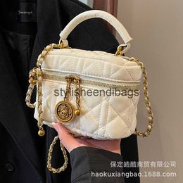 Shoulder Bags Womens Bag 2023 New Trendy and High end Fashion Autumn Winter Lingge Chain Crossbody Handheld Bucket H240401