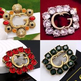 New Brooches For Woman Design Brooch METAL Strawberry Honeybee DOUBLE G Bee Pins Breastpin Accessories Vintage Elegant Designer Ouch Jewerlry Accessorie J1D50