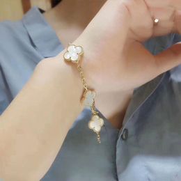 bracelet Jewelry 5 Theme Fashion Clover Bracelet Luxury Female Designer 18K Rose Plated Silver Shell Female Gold Chain Male Fashion Jewelry Party Gift