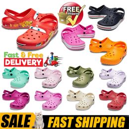 Designer Croc Cog Slides Sandálias Sandálias Classic Mulheres Mulheres Tripla Branca Preta Verde Verde Rosa Vermelho Frete grátis Free grátis Sapatos à prova d'água