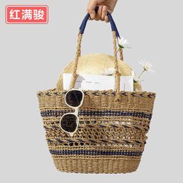 Spring and summer hollowed out grass woven bags for female niche, contrasting colors, beach vacation vegetable baskets, handbags, woven bags 240402