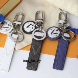 Lanyards fashion luxury Brand Keychain letter V Designer Mens Luxury Car Keyring Womens Buckle Keychains Handmade Leather Men Women Bags Pe