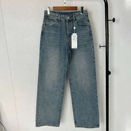 High End M6 Family 24SS Early Spring Neues klassisches Klassiker stickte digitale Lederetikett mit hoher Taille -Beinjeans für Frauen