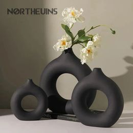 NORTHEUINS Eramic Nordic Donut Hollow Flower Vase Figurines Interior for Pampas Grass Home Living Room Desktop Decor Object Item 240318