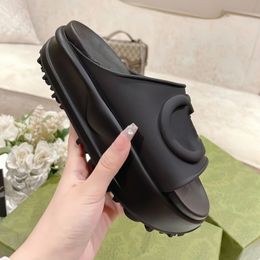 Thick Sole Slippers Casual Sandals Designer Fashionable Sponge Cake Shoes for Women To Wear Outside in Summer Without Slipping
