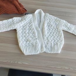 セータージャケットの女性編みのセーター